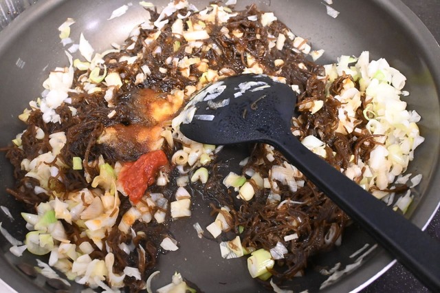 【もずくの食べるラー油】調味料を投入し炒めていきます