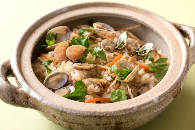 「アサリの炊き込みご飯」<期間:2025年4月11日~6月1日>【焼きたての「サーロインステーキ」が食べ放題!東京ベイ舞浜ホテルでディナービュッフェ開催!】