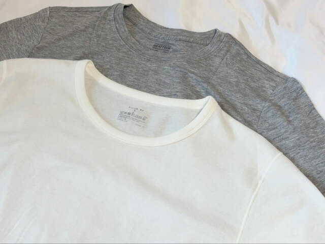UNIQLO:Cの「極暖ヒートテックカシミヤブレンドクルーネックT」(写真上))と、無印良品「無印良品 婦人 あったか綿 厚手 クルーネック長袖Tシャツ」を徹底比較!