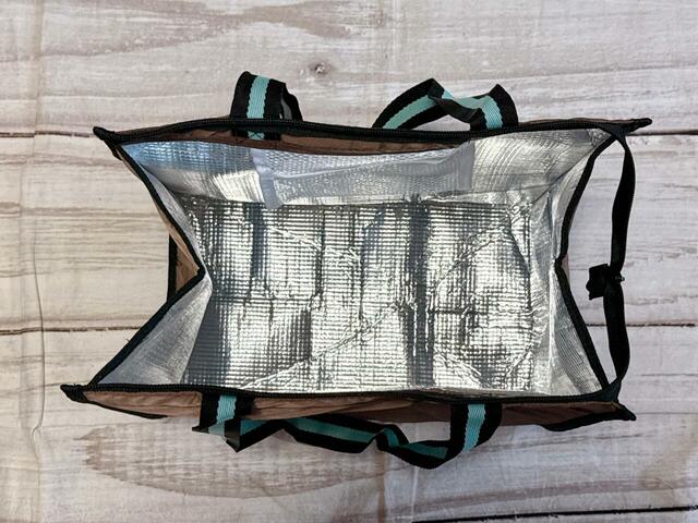 内側はアルミ素材。アルミシートが活用されているため、お買い物でも活躍♪