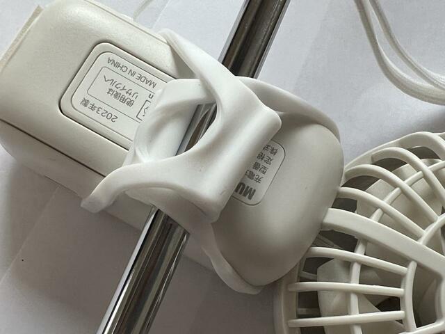 【ダイソーミニ扇風機用シリコンホルダー 無印良品 充電式モバイルハンディファン】シリコンホルダーがねじれやすいので注意