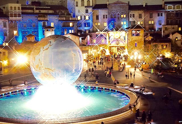 リゾートライン駅舎ホームから見たディズニーシーのエントランス。意外に穴場のスポットです。©Disney