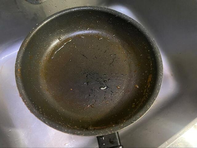 【tower マグネットハンドル付シリコーンスポンジ】ササッとこするだけで、ほとんどソースが取れました！