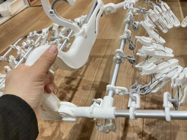 【カインズ 楽カケ アルミ大型洗濯ハンガー 48ピンチ】持ち手があってかけやすい