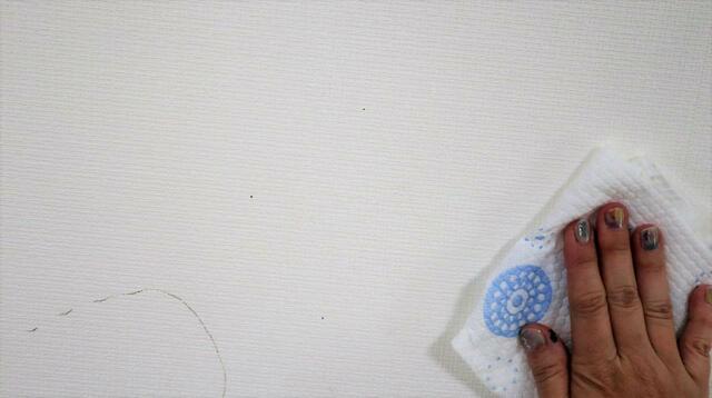 【ニトリ リノベウォールシート】貼る面を軽く水拭きしましょう