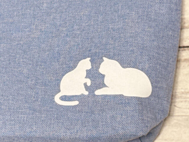 【カルディ　ネコバッグ】前面右下にはかわいい2匹のネコのシルエットのプリントがあったり…⇒