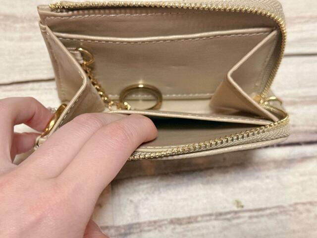 内側にもカード入れ付き。前面側と背面側に各1つずつついています