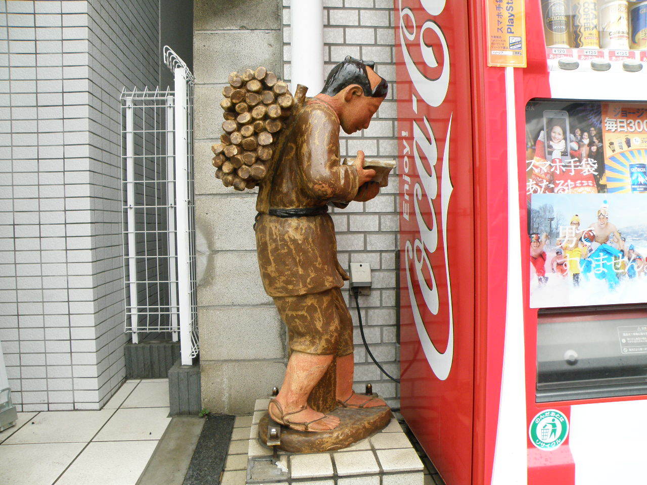 自販機の影にポツン…。かわいそうな「二宮金治郎像」の謎（1/2