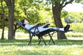 【QUICKCAMP リクライニングチェア】耐荷重100kgを誇り、子供から大人まで、誰でも安心して使用できる設計です