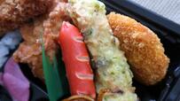 【トライアル 特選のり弁当】白身魚フライのほか、きんぴらごぼう、鶏唐揚げ、ちくわ磯辺揚げ、コロッケ、赤ウィンナー、焼きそば、漬物が盛り付けられています