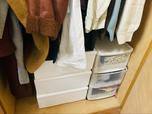 【ニトリ 収納ケースNフラッテ】クローゼットの右下に設置。シンプルなのでスッキリした見た目になる。