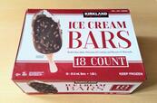 【コストコ　カークランドシグネチャー アイスクリームバー　1.65L（91.6ml×18本）　2298円】箱を開けると、個包装されたアイスバーがぎっしり