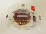 【セブン-イレブン ２層仕立てのベリーチーズケーキ】おしゃれなフォントでパッケージから高級感が感じられます