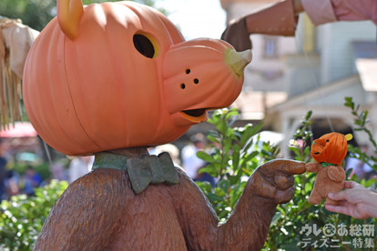 ディズニー・ハロウィーンでグッズ爆売れ! カボチャを被ったクマ