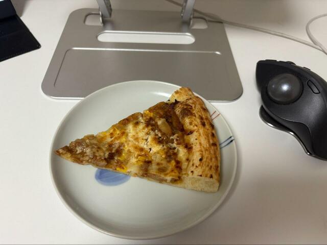 【ロピア テリヤキチキンピザ】在宅ワークの休憩タイムにぴったりな1カット。ちょっとのつもりが、気づいたら2枚目いってるかも…！