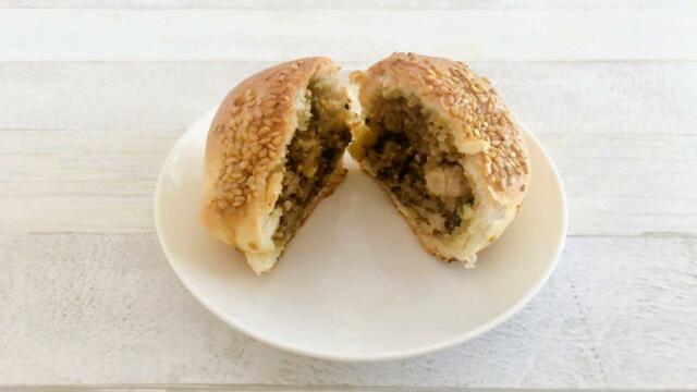 中に野菜や五香粉などのスパイスが効いた肉餡が入っています。