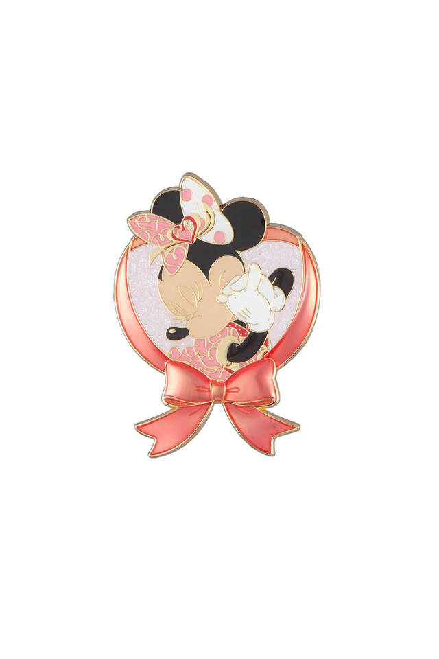 ピンバッジ 1,200円｜サイズ：縦約6×横約5cm｜東京ディズニーリゾート「ミニー・ベスティーズ・バッシュ！」スペシャルグッズ｜販売店舗：東京ディズニーランド「ギャグファクトリー/ファイブ・アンド・ダイム」、東京ディズニーシー「ベッラ・ミンニ・コレクション」