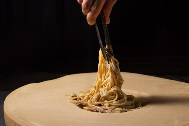 「ポルチーニ茸と百合根のカルボナーラ グラナ・パダーノ仕上げ」＜期間：2025年12月1日～2026年1月31日＞【【新宿プリンスホテル】とろ〜り13種のチーズで冬の美食体験「ディナーブッフェ ビストロ×とろけるチーズ」開催】