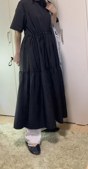 【ワークマン レディースニュートラルフレアワンピース】白パンツをちらっと覗かせるだけで“こなれ感”がアップします