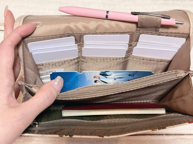 カードポケットは、1つのポケットにカードが5枚ほど入るサイズ感。カードケースとして使うのもおすすめ