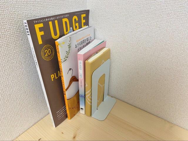 【キャンドゥ ブックスタンド】雑誌や厚めの本を置いてもしっかり支える力があります