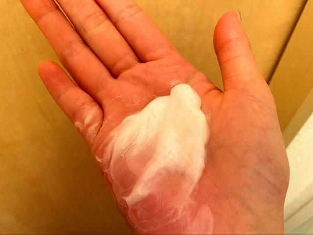 トリートメントにオイルを数滴垂らして混ぜます