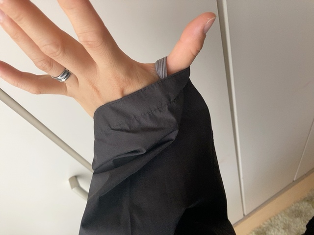 【ワークマン トラベルシェルライトレインポンチョ】風で袖が捲れないようサムホールループが付いています