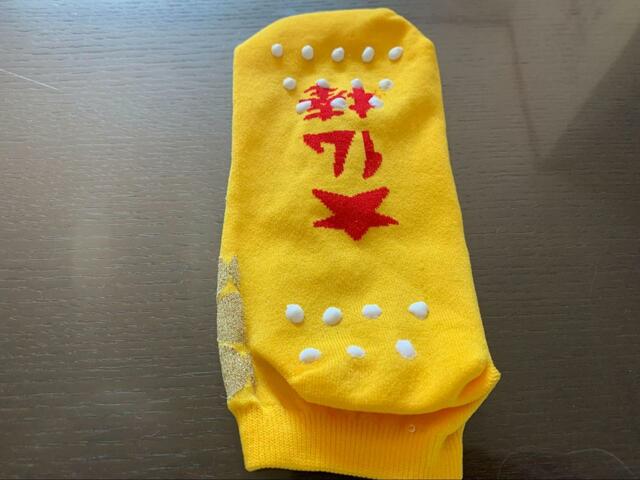 【ダイソー　すべり止め液】子ども用の靴下についているすべり止めのように、点をいくつも作るように塗ってみました