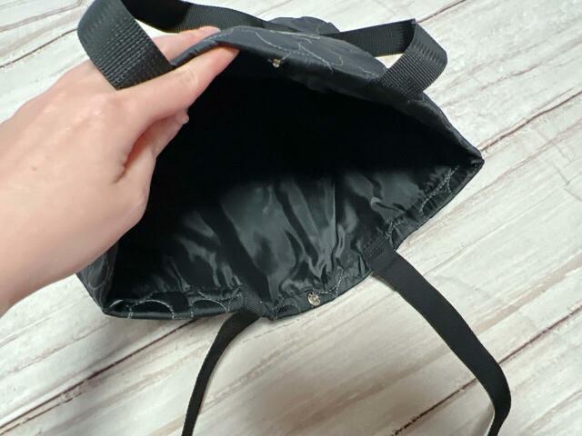 内側はポケットなどはないシンプルな作り