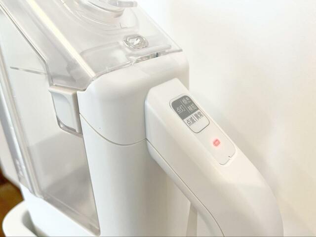 【アイリスオーヤマ ハンディリンサークリーナー】充電中は本体の赤ランプが点灯します