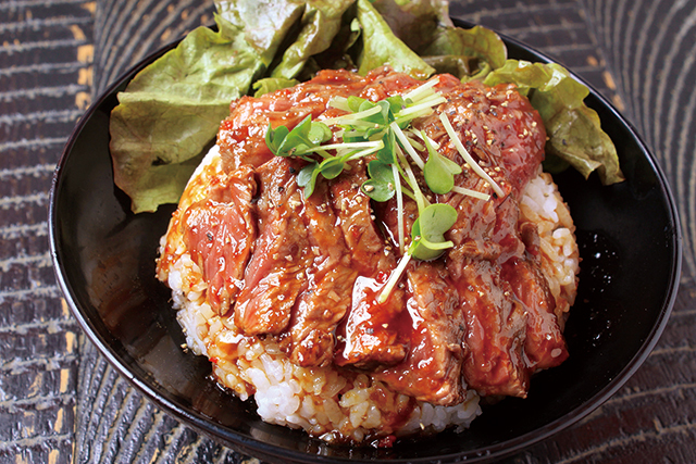 ステーキ丼（並）950円｜レッドロック 高田馬場店