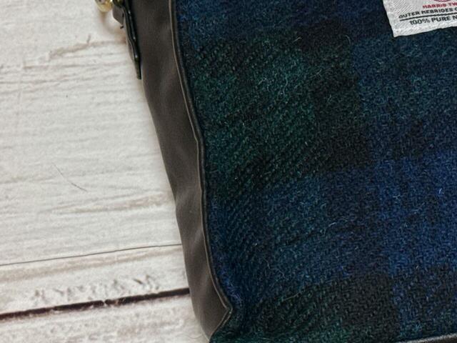 表地はウール。上質なハリスツイードの生地を使用しています。定番的なグリーンとネイビーのチェックがかわいい！