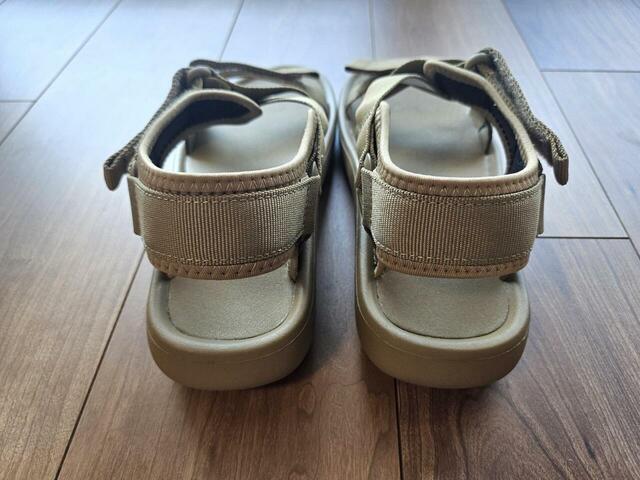 【無印良品　テープベルトサンダル】かかと周りもしっかりとしたつくりで、歩いても脱げないのが嬉しい