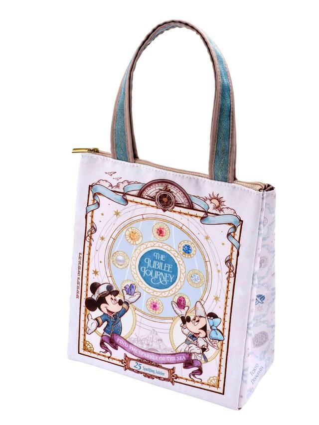 スーベニアランチケース 対象メニューにプラス1500円｜東京ディズニーシー25周年フードスーベニア｜販売店舗：東京ディズニーシー「ザンビーニ・ブラザーズ・リストランテ」｜発売日：2026年5月25日（月）