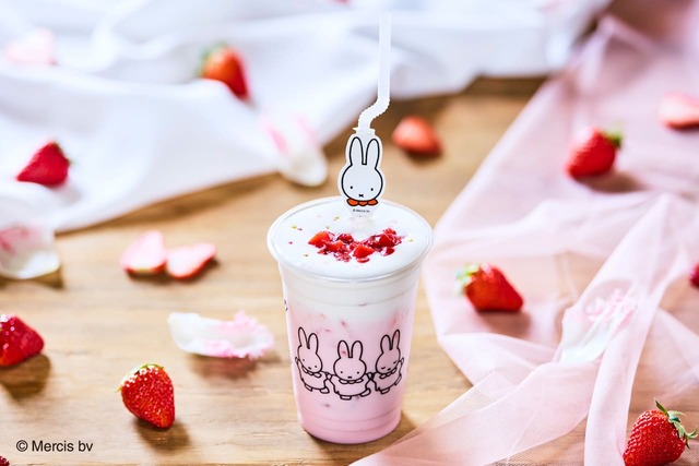 【ハウステンボス「ミッフィー・ワンダースクエア」】ミッフィーのセレブレーションいちごラテ／心ときめくカラーのラテ