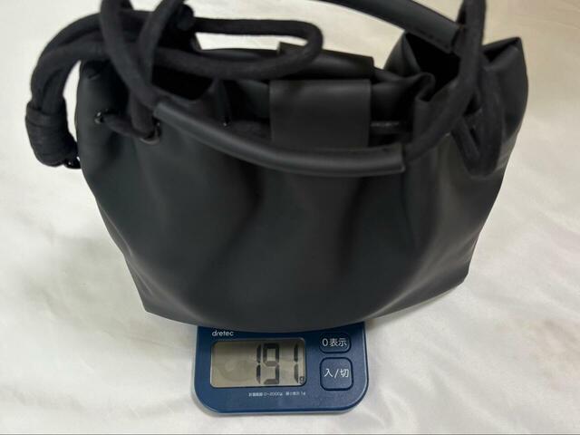 【adidas フェイバリット スモールバッグ】約190gと超軽量！長時間持ち歩いても体に負担がかかりません♪