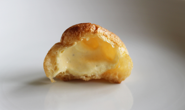 小さなシュー生地の中には、クリームがたっぷり