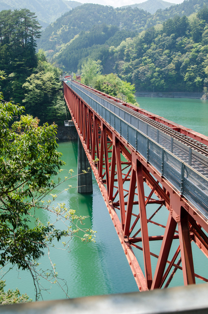 通称レインボーブリッジ。渡り終えたら、斜面を登る。見下ろすと、鉄橋と湖の絶景が