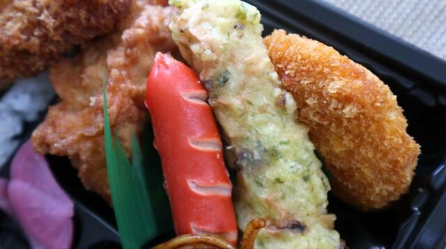 【トライアル 特選のり弁当】白身魚フライのほか、きんぴらごぼう、鶏唐揚げ、ちくわ磯辺揚げ、コロッケ、赤ウィンナー、焼きそば、漬物が盛り付けられています