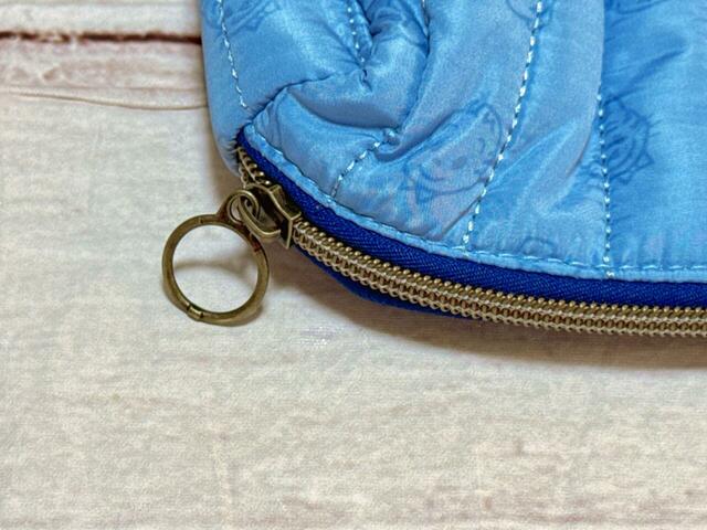 ファスナーや引き手はアンティークゴールドで統一されており、高見えします!