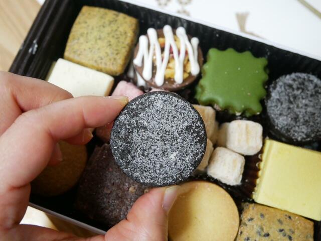 「パティスリー栞杏1928（リアン）」クッキー缶 夏の夜 山椒ココア