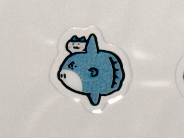 個人的にお気に入りなのは、右上のぱっつん前髪のハチワレ、通称「パツワレ」と、左下のマンボウに乗っているハチワレ【マツキヨココカラ】ちいかわ「オリジナルネイルパーツシール(ハチワレ)」