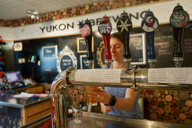 地ビール「ユーコン・ブルワリー」の工場では、生ビールの試飲が無料で楽しめる。清らかな水で作られたビールは、国内外で高評価。