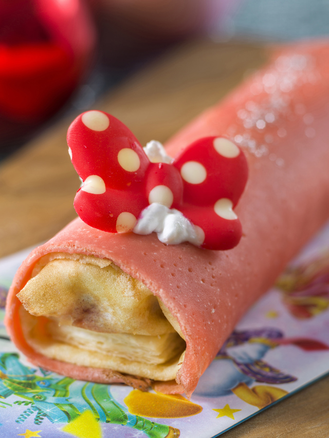 TDL「ディズニー・クリスマス」スペシャルメニュー　スペシャルクレープ　ストロベリー&クランベリー