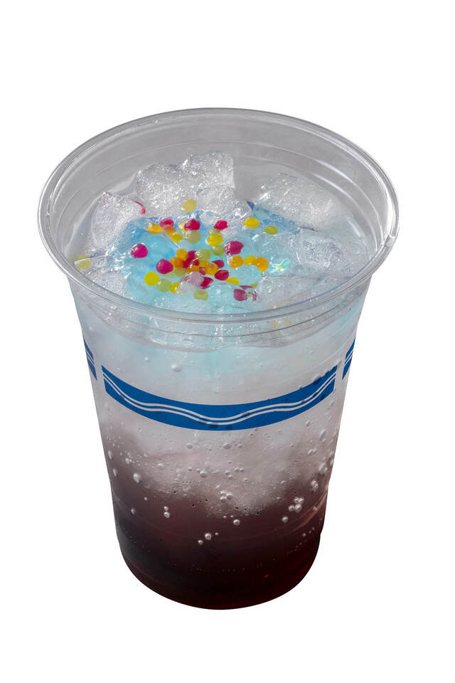 スパークリングカクテル（ジン＆バイオレットシロップ） 780円｜東京ディズニーリゾート40周年“ドリームゴーラウンド”スペシャルメニュー