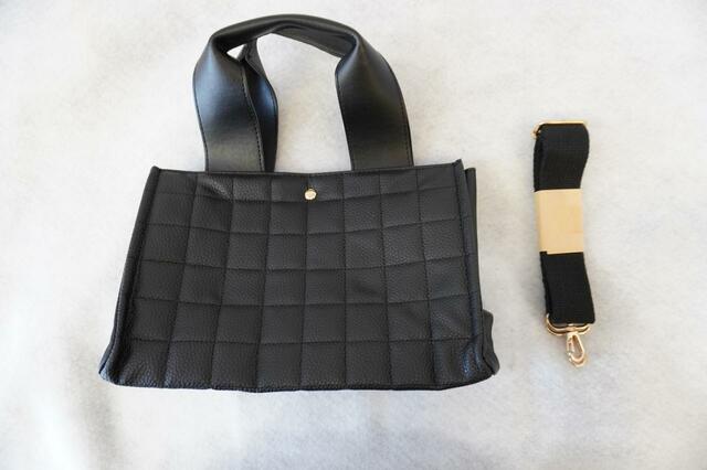 袋を開けるとバッグとストラップのセットが