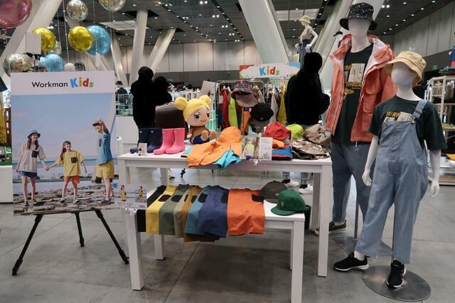 「ワークマン2024春夏新製品発表会」キッズウェアのディスプレイ　人気商品がずらり