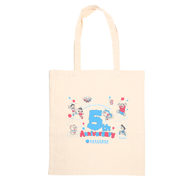 「ドラえもん未来デパート5周年　コットントートバッグ」＜価格：1,100円(税込)＞【「ドラえもん未来デパート」の5周年を祝う新作グッズ登場！ノベルティプレゼントキャンペーンも開催！】