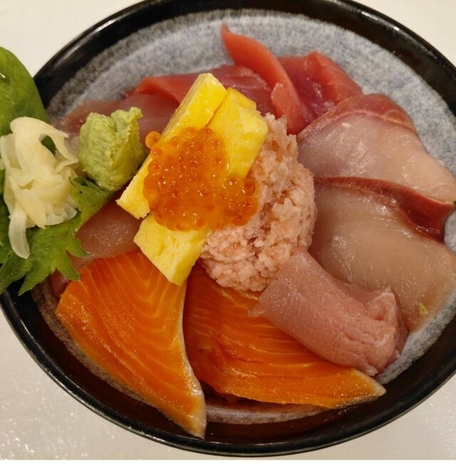 「オリジナル海鮮丼」<期間:2026年6月13日〜>【本マグロが入った豪華刺身が食べ放題!話題の「漁港食堂 」が、西中島にオープン!6月中は「鰹のタタキ」を380円で提供!】