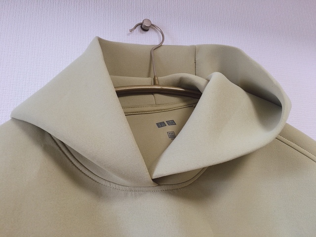 【ユニクロのウルトラストレッチドライスウェットプルパーカ】厚手で立体的なフード